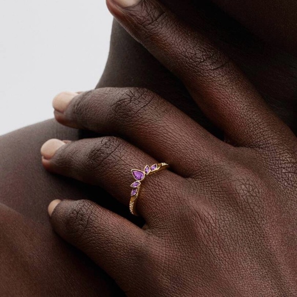 Disney Frozen Queen Anna Tiara Ring from Pandora
14k gold plating size 7 - Picture 13 of 13